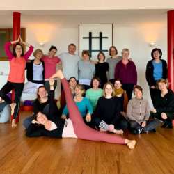 Yogagruppe beim Retreat in der Pfalz